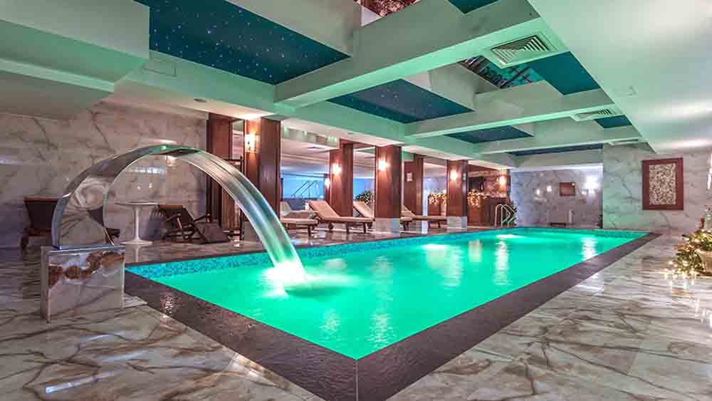 Indoor Pool im Bushi Resort & Spa